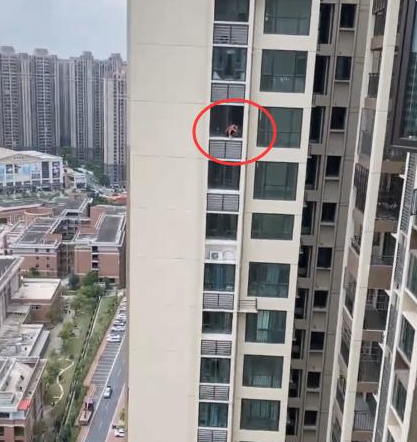 驚！一男子百米高空作業(yè)不做任何防護(hù)措施